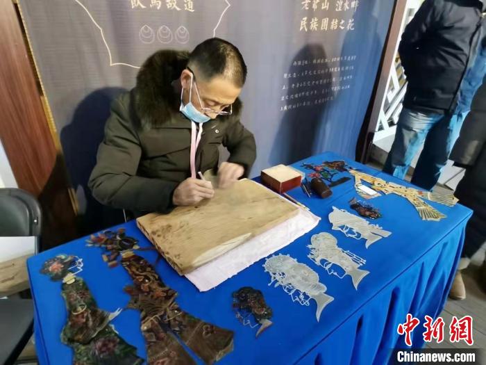 青海艺人四十余载传承皮影技艺展非遗魅力