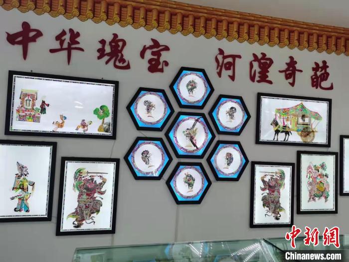图为靳永红皮影作品。 受访者供图 图为靳永红皮影作品。 受访者供图