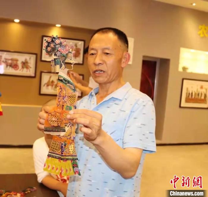 图为靳永红展示雕刻的皮影人物。 受访者供图 图为靳永红展示雕刻的皮影人物。 受访者供图