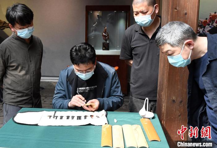 现场展示“非遗”莆田留青竹刻技艺。　记者刘可耕 摄
