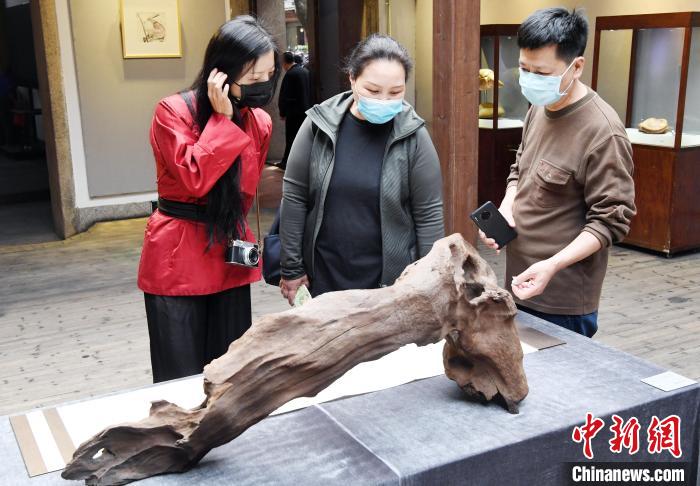由中国木雕艺术大师高金山等创作的木雕作品《大江歌罢》吸引观众观展。　记者刘可耕 摄