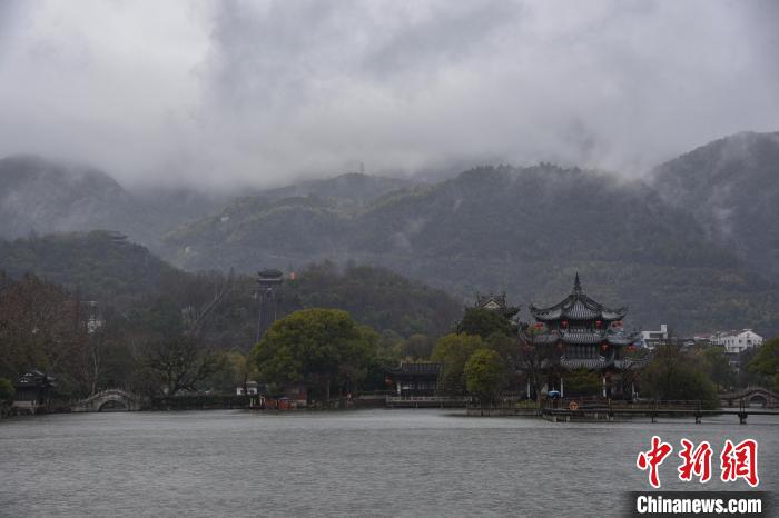 烟雨朦胧的东湖与台州府城墙。　范宇斌 摄