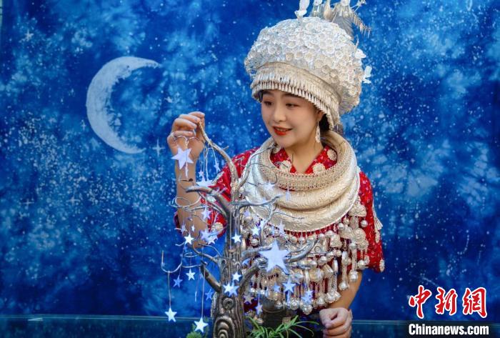 图为潘雪与师生们制作出的“非遗版星空”。　受访者供图