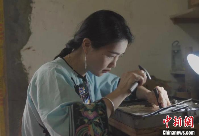 图为潘雪在制作银饰部分。　受访者供图