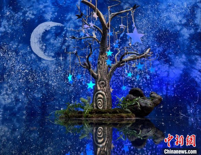图为潘雪与师生们制作出的“非遗版星空”。　受访者供图