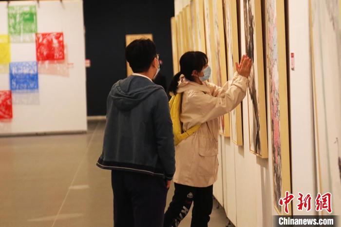 天津美术馆近日推出童心逐梦书画艺术展。　刘俊苍 摄