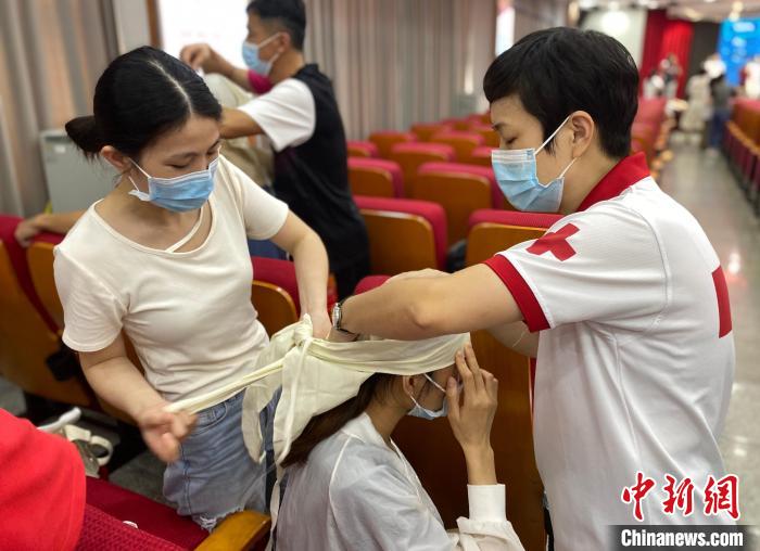 200名校医、保健老师，分两批次参加培训，通过考试考核的学员获得证书 中国红基会供图