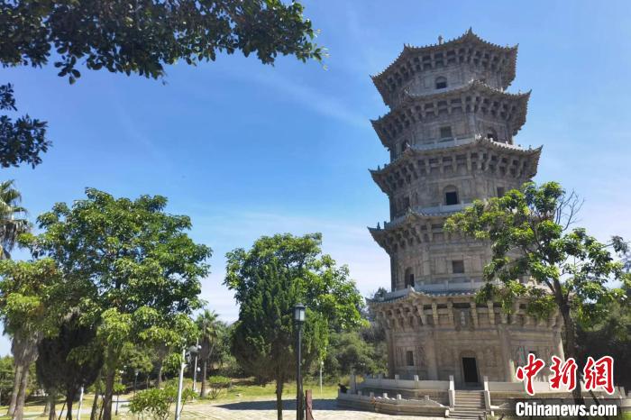 位于石狮蚶江镇的六胜塔，是古代商船由泉州湾主航道驶向内河港口的地标。　　孙虹 摄