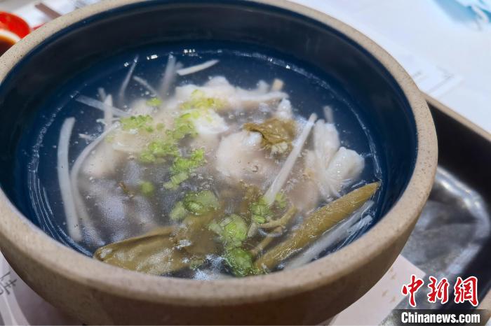 “玉带羹”为莼菜与笋丝同羹，清鲜可口。　孙虹 摄
