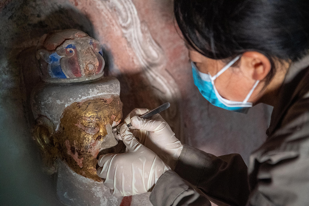 9月22日，大足石刻研究院保护工程中心的工作人员对舒成岩摩崖造像进行本体修复。