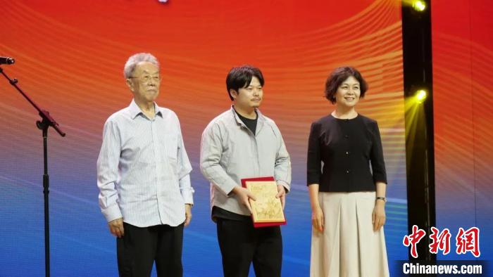 王蒙(左)、铁凝(右)共同向获选作家代表郑在欢颁奖 王蒙青年文学发展专项基金供图