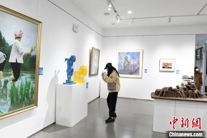 图为观众在欣赏展出作品 林浩 摄