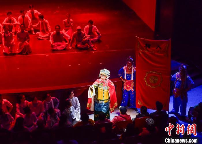 图为2022桂林艺术节开幕式演出现场。　唐梦宪 摄