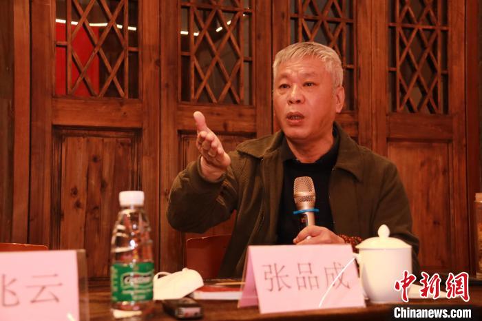 《十三根金条》作者张品成发言。　福建少年儿童出版社供图