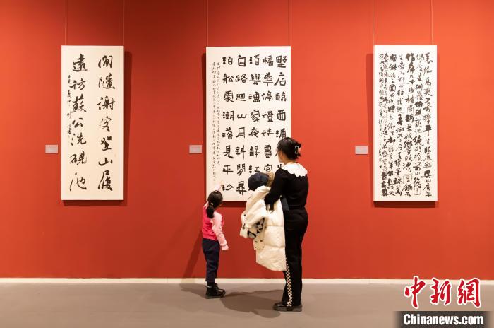市民正在参观书法作品。　王在御 摄
