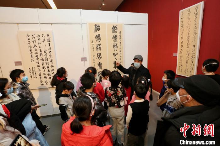 市民正在参观书法作品。　刘俊苍 摄