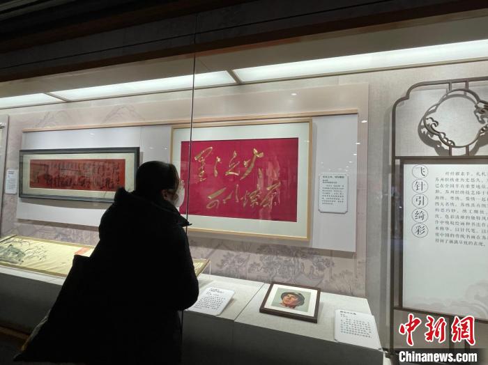 展览分为“飞针引绮彩”“玲珑夺天工”“匠心记华年”三个部分。　许婧 摄