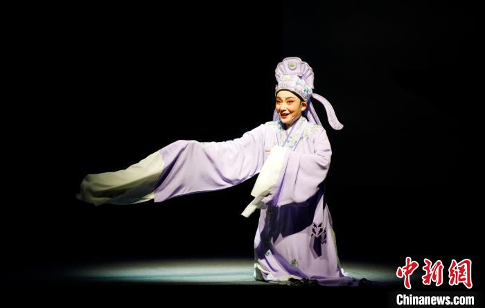 福建芳华越剧院梅花奖获得者陈丽宇在剧中担任主演。　蒋芃 摄