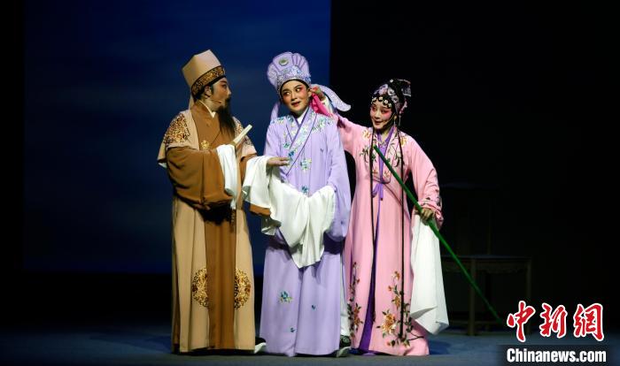 福建芳华越剧院梅花奖获得者陈丽宇(图中)在剧中担任主演。　蒋芃 摄