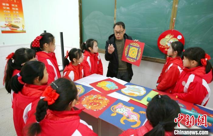 江西赣州一小学开展课后“非遗”课传承传统文化
