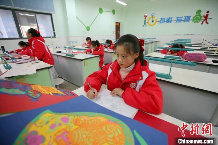 学生正在学习客家纸雕技艺。　欧艳芬 摄