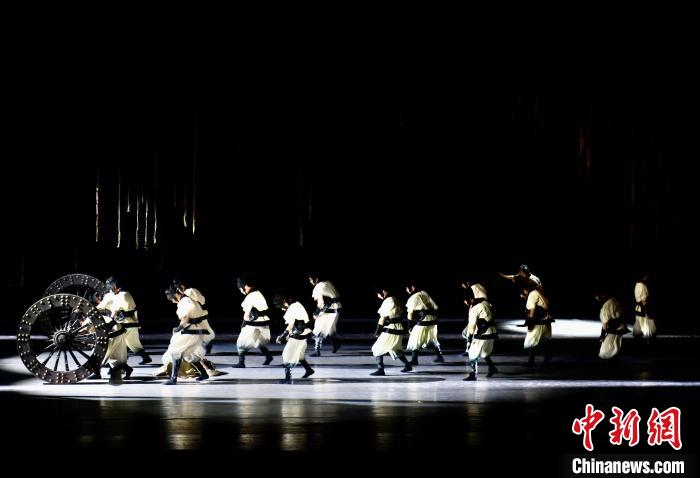 图为中国首部“诗圣”题材舞剧《杜甫》演出现场。　贾楠 摄