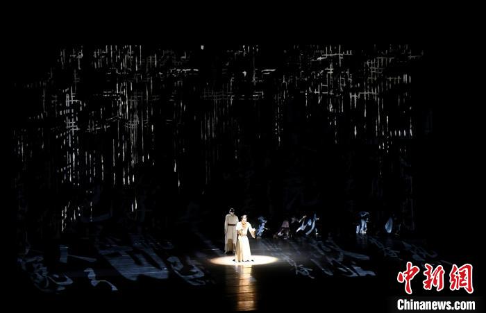图为中国首部“诗圣”题材舞剧《杜甫》演出现场。　贾楠 摄