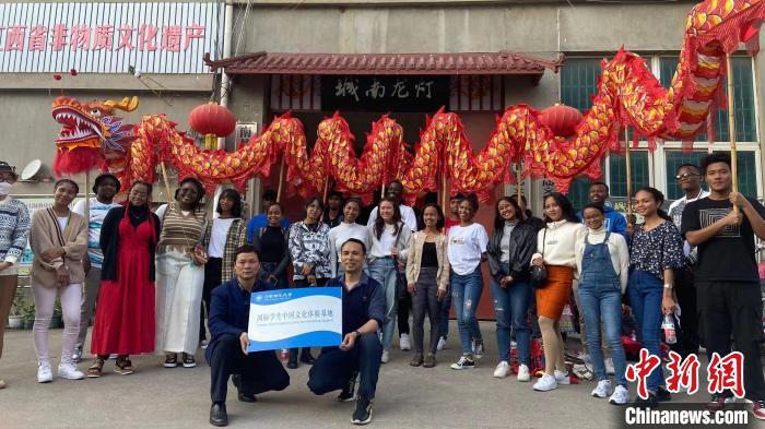 江西高校留学生走进中国文化体验基地学习非遗