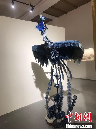 图为“黔系列”民族文化产业品牌精品馆的展品。　张伟 摄