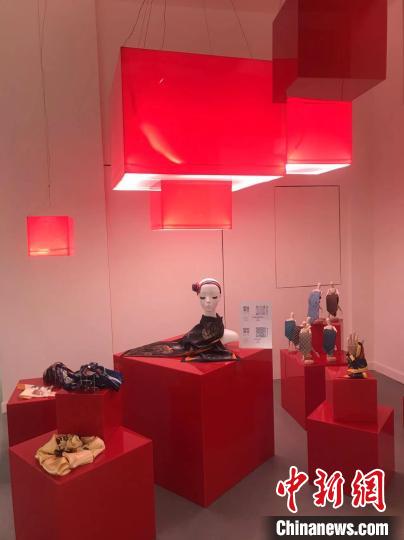 图为“黔系列”民族文化产业品牌精品馆的展品。　张伟 摄