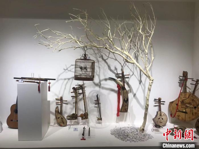 图为“黔系列”民族文化产业品牌精品馆的展品。　张伟 摄