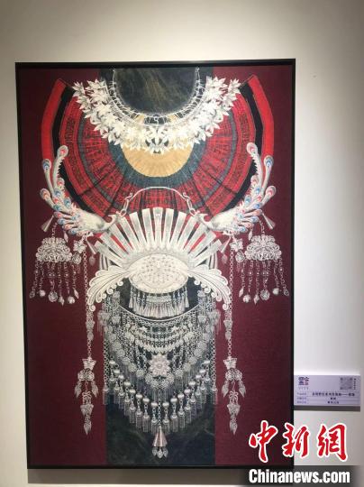 图为“黔系列”民族文化产业品牌精品馆的展品。　张伟 摄