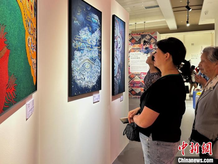 图为观众欣赏展品。　李桐 摄