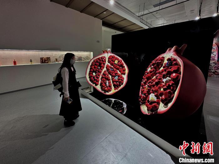 图为观众欣赏展品。　李桐 摄