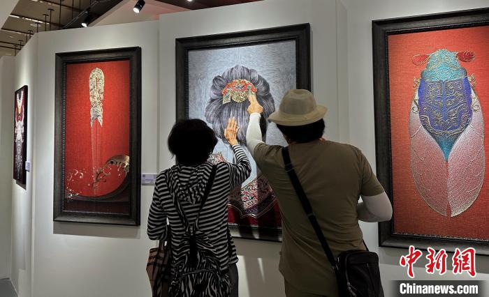 图为观众欣赏展品。　李桐 摄