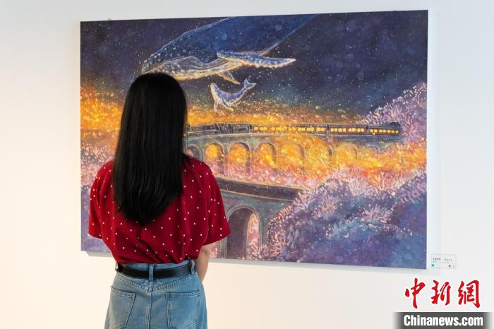 图为充满想象力的作品吸引观众驻足。　邓九明 摄