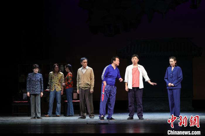 北京人艺《玩家》 李春光 摄