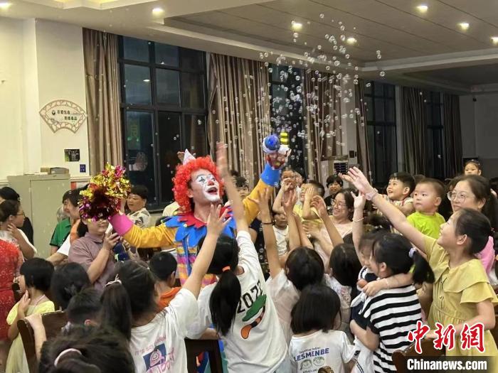 儿艺的演出人员与孩子们互动 秀洲区委宣传部供图